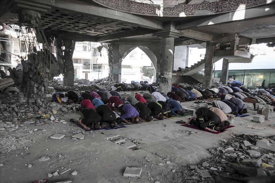 Palestinians perform Friday prayer in ruined Al-Susi Mosque