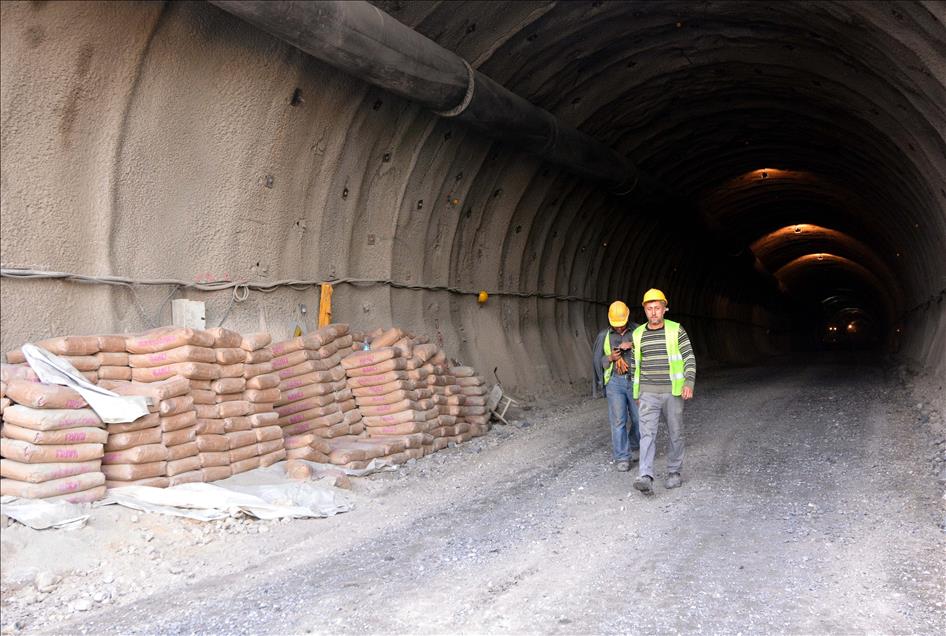 Türkiye'nin "en uzun" demiryolu tünelinin 250 metresi açıldı