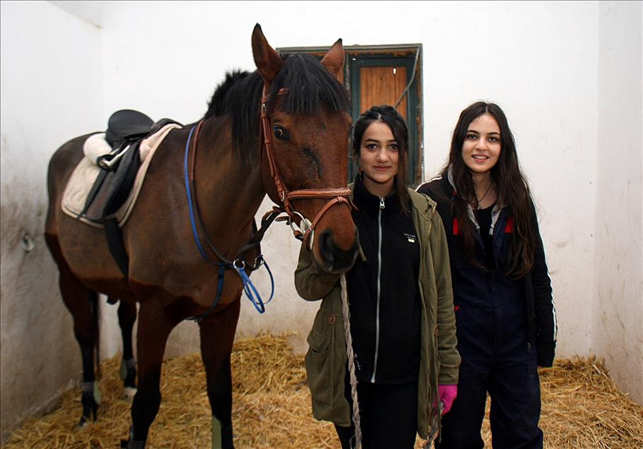 "Atlara fısıldayan" kızlar