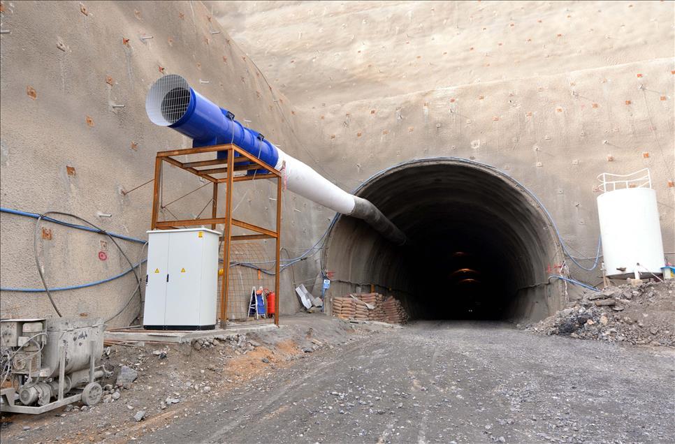 Türkiye'nin "en uzun" demiryolu tünelinin 250 metresi açıldı