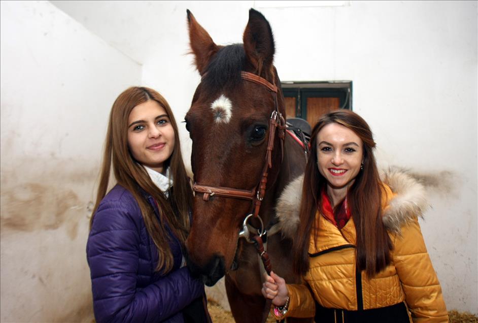 "Atlara fısıldayan" kızlar