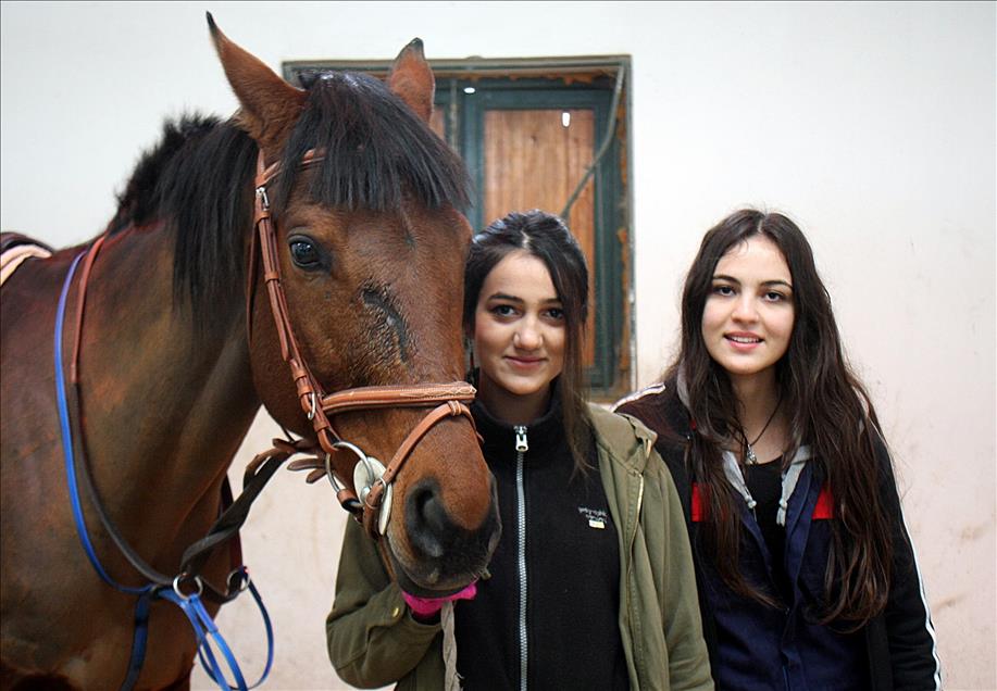 "Atlara fısıldayan" kızlar