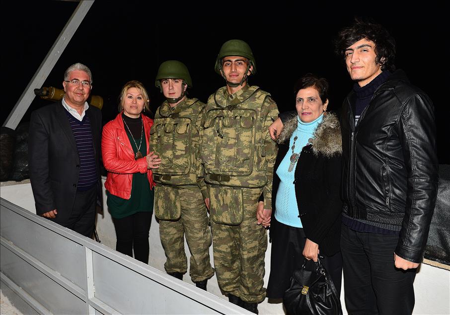 Mehmetçik sınırda ailesiyle hasret giderdi