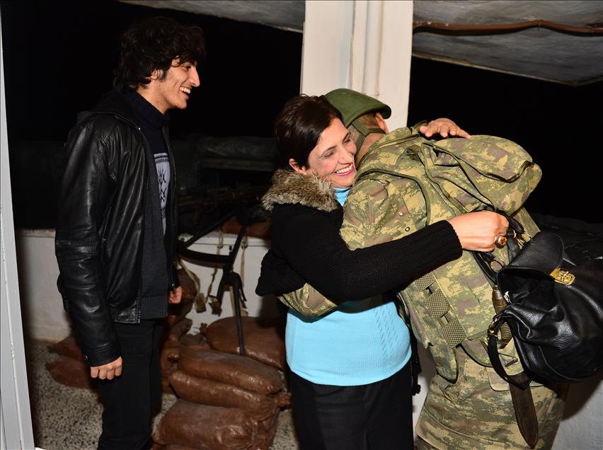 Kızıltepe Suriye sınırındaki karakolda askerler aileleriyle buluştu