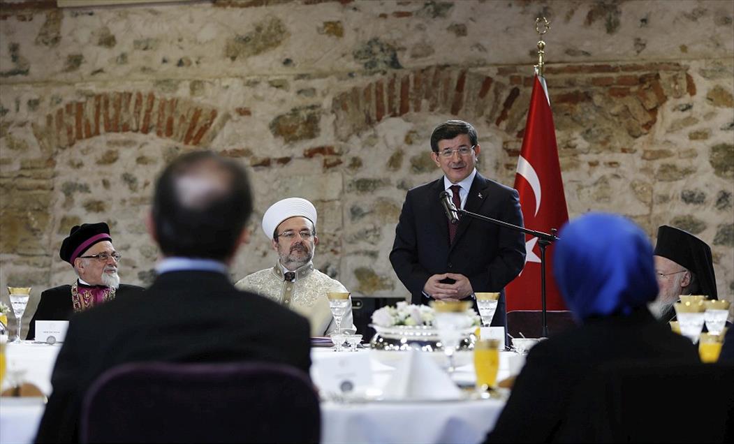 Başbakan Davutoğlu gayrimüslim cemaat temsilcileriyle görüştü