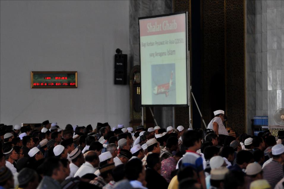 Indonesian muslims pray for victims of AirAsia QZ8501 