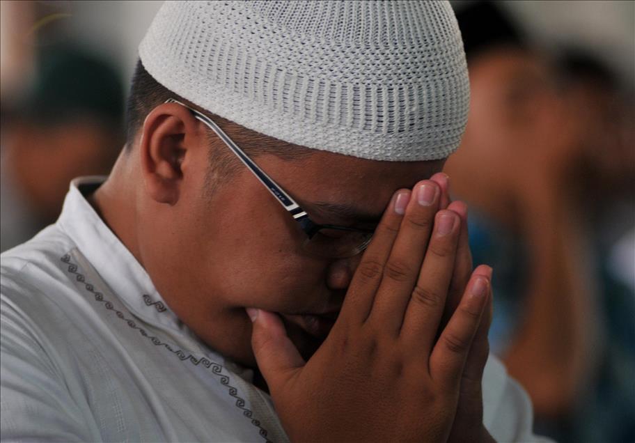 Indonesian muslims pray for victims of AirAsia QZ8501 