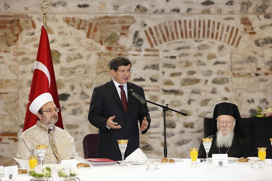 Başbakan Davutoğlu gayrimüslim cemaat temsilcileriyle görüştü