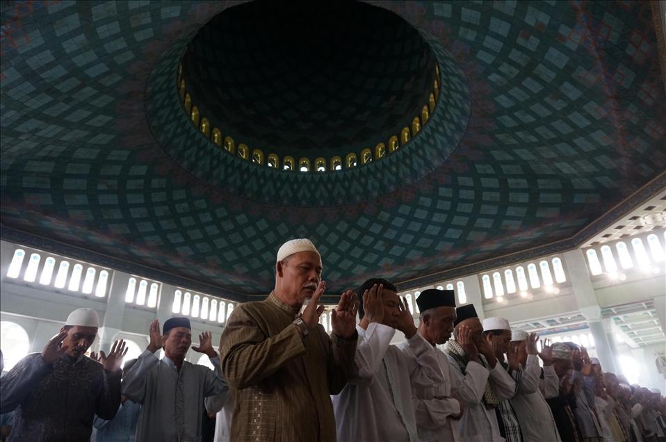 Indonesian muslims pray for victims of AirAsia QZ8501 