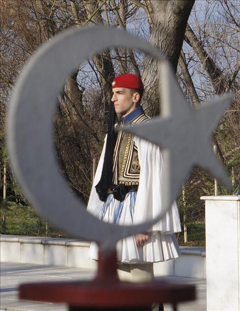 Yunanistan Başbakanı Samaras, yeni yıl tebriği için tampon bölgeye geldi