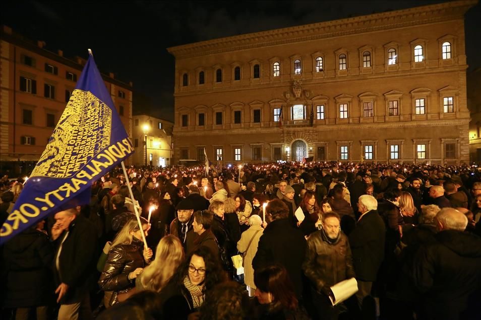Paris’teki silahlı saldırıda hayatını kaybedenler Roma'da anıldı