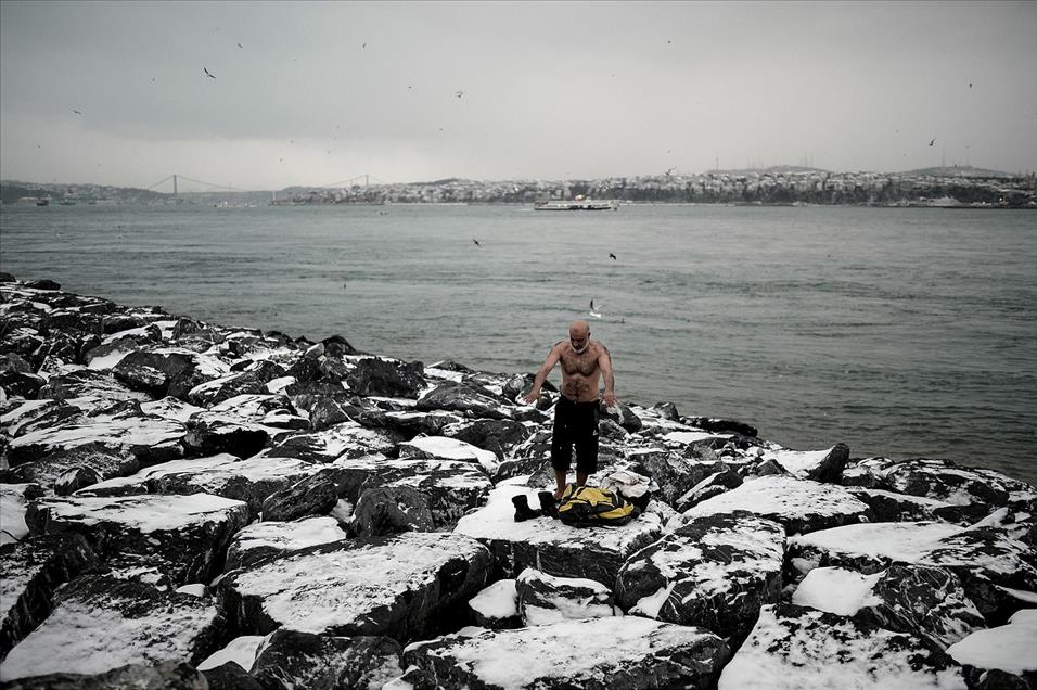 Sarayburnu'nda denize girdiler