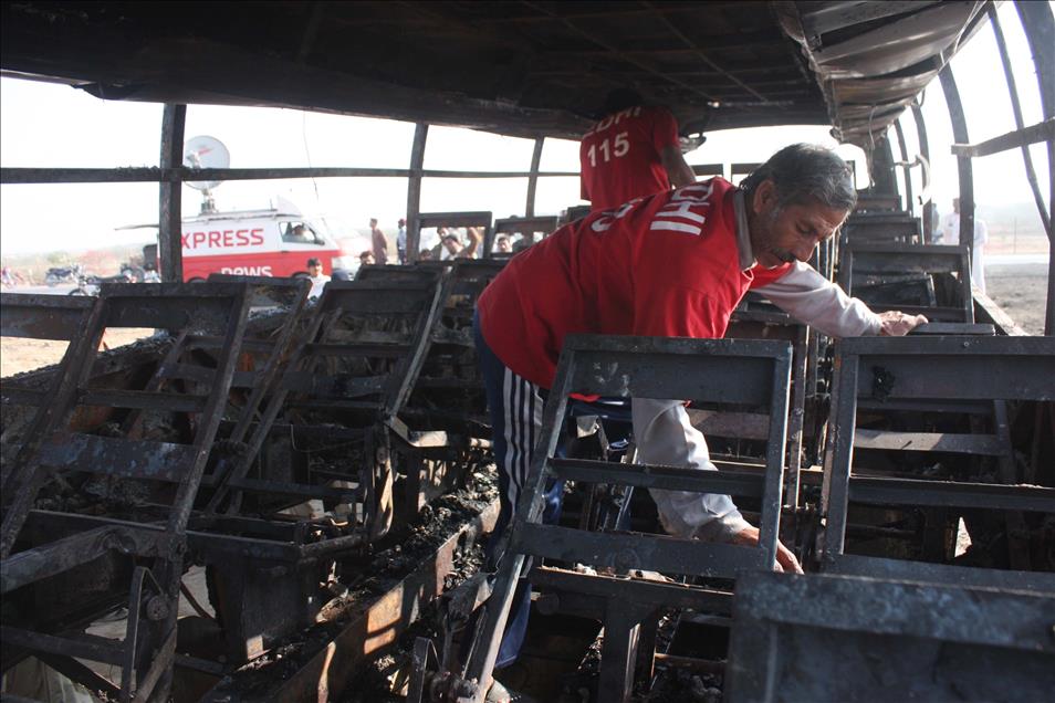 Pakistan'da otobüsle tanker çarpıştı: 57 ölü