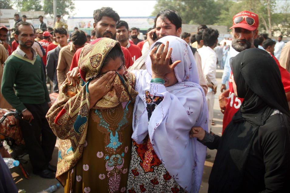 Pakistan'da otobüsle tanker çarpıştı: 57 ölü
