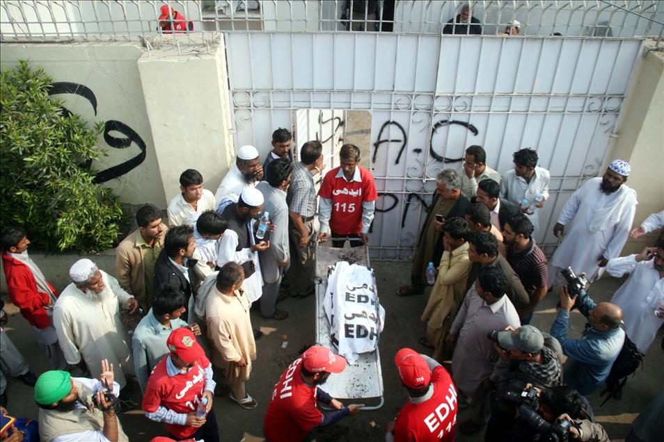 Pakistan'da otobüsle tanker çarpıştı: 57 ölü