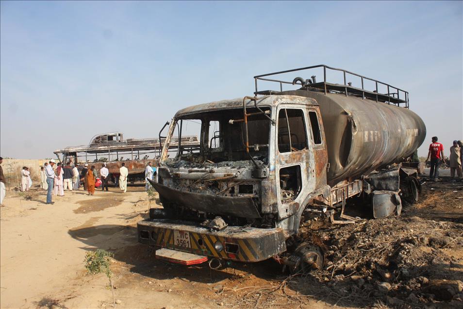 Pakistan'da otobüsle tanker çarpıştı: 57 ölü