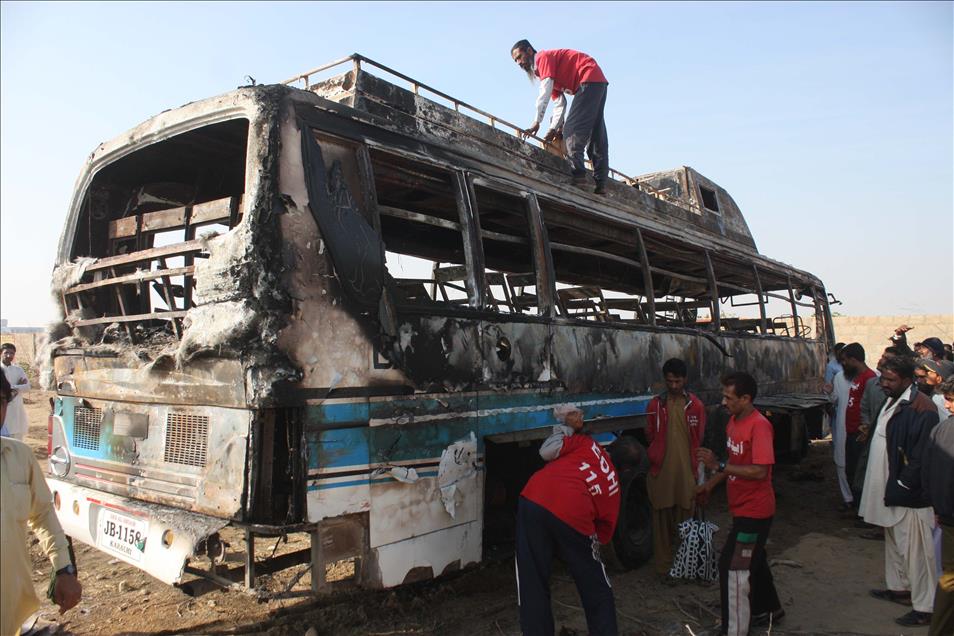 Pakistan'da otobüsle tanker çarpıştı: 57 ölü