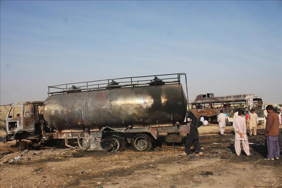 Pakistan'da otobüsle tanker çarpıştı: 57 ölü
