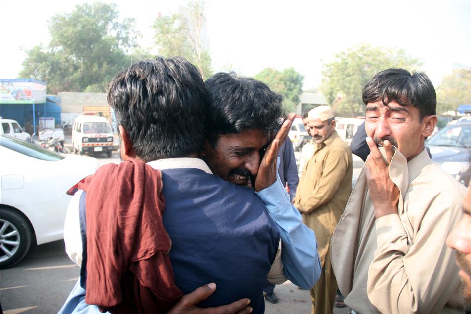 Pakistan'da otobüsle tanker çarpıştı: 57 ölü