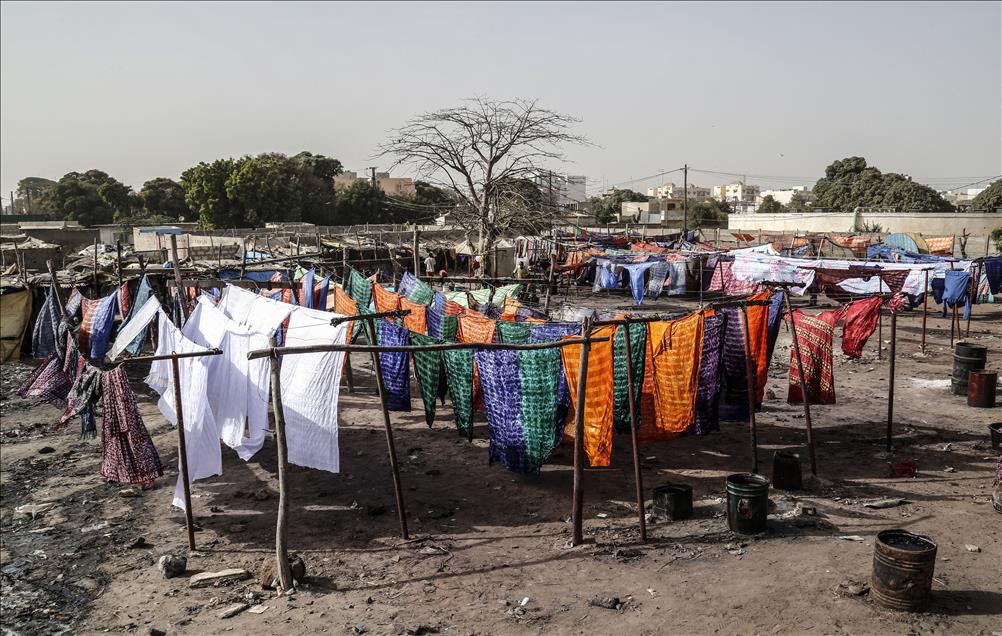 Boubou crafting in Dakar