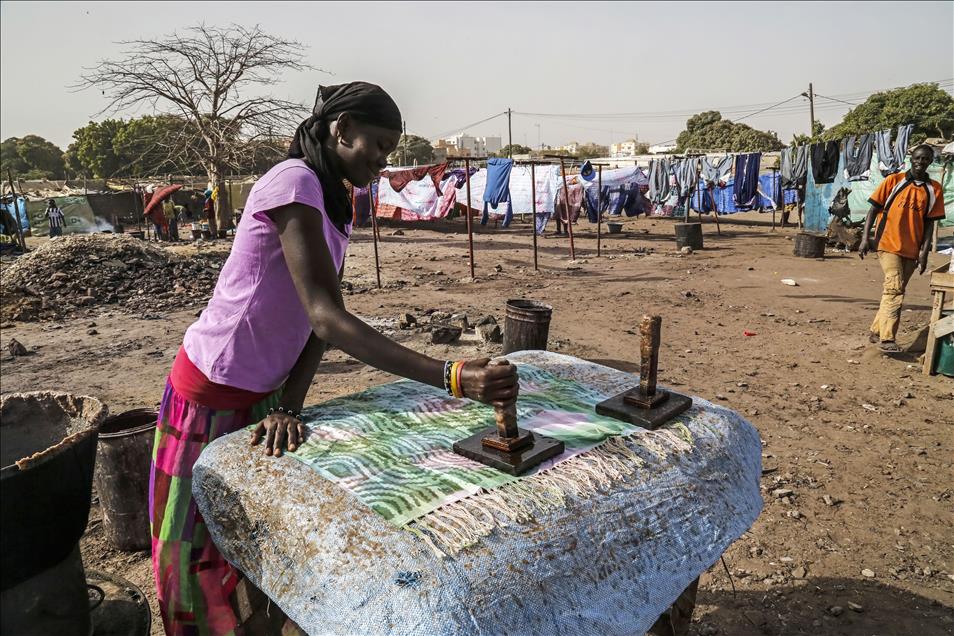 Boubou crafting in Dakar