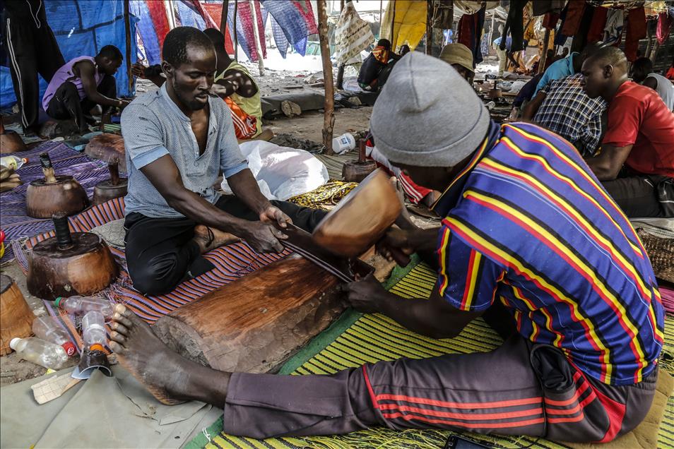 Boubou crafting in Dakar