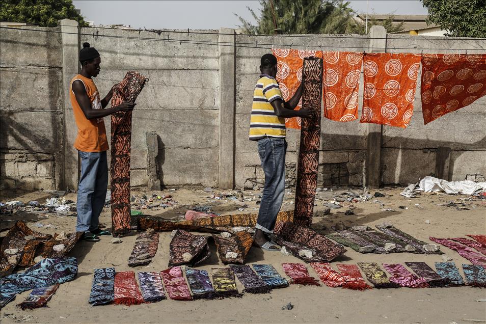 Boubou crafting in Dakar