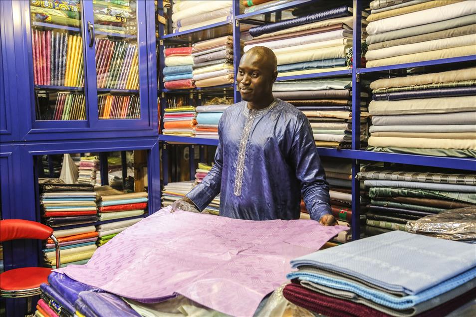Boubou crafting in Dakar