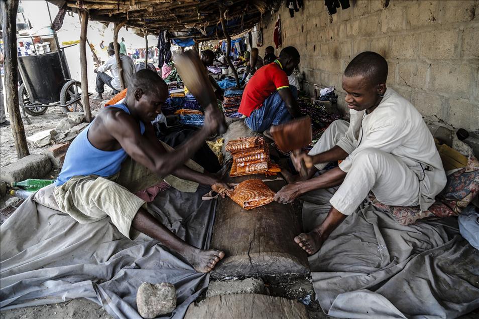 Boubou crafting in Dakar
