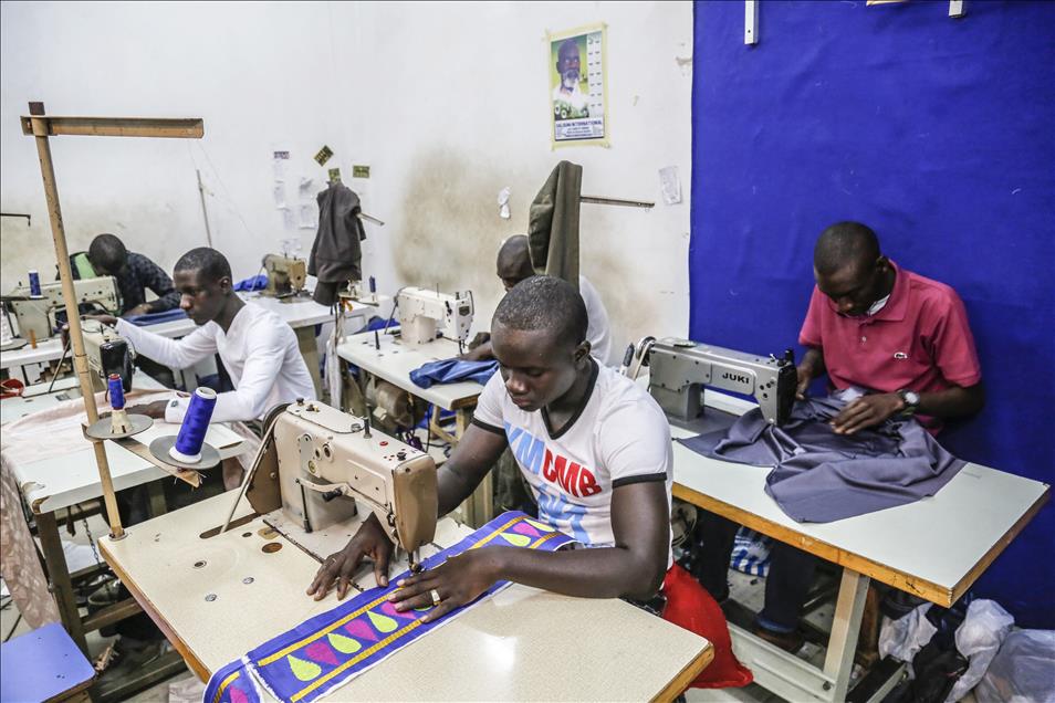 Boubou crafting in Dakar