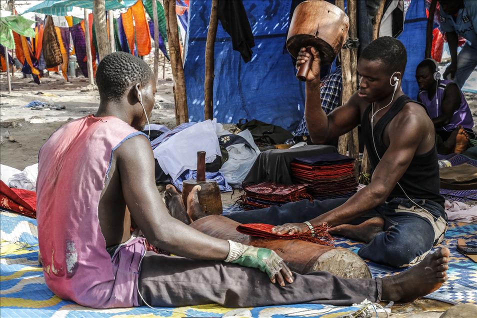 Boubou crafting in Dakar