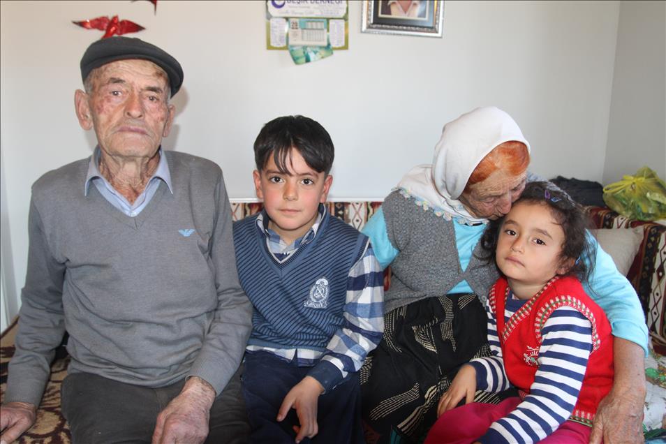 Karnesini alıp babasının mezarına gitti