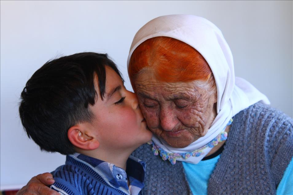 Karnesini alıp babasının mezarına gitti