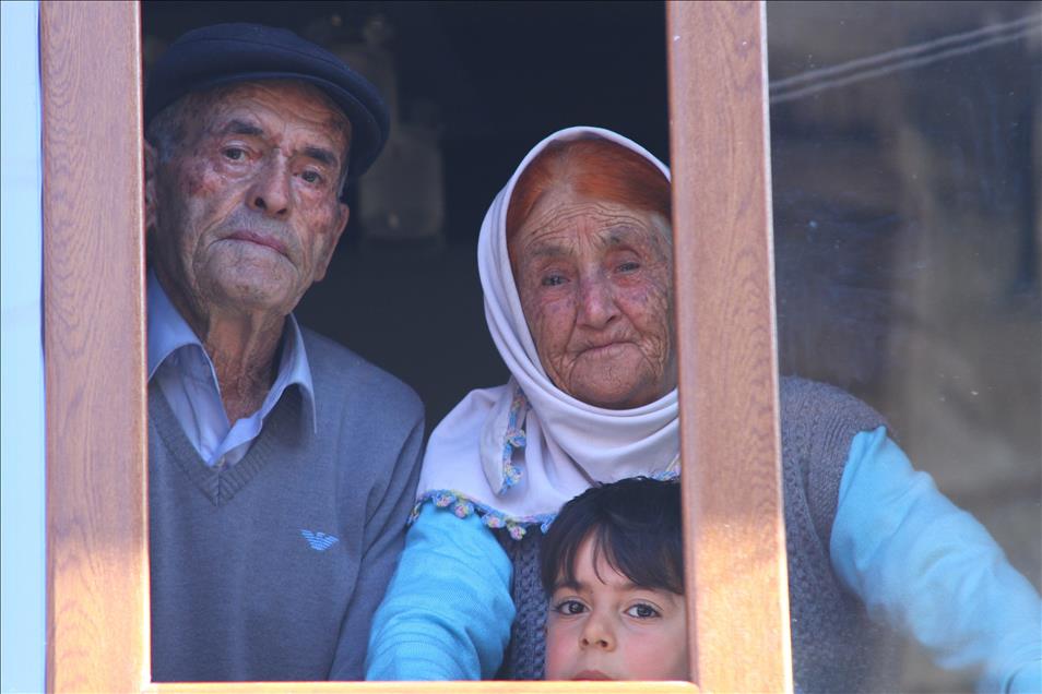 Karnesini alıp babasının mezarına gitti