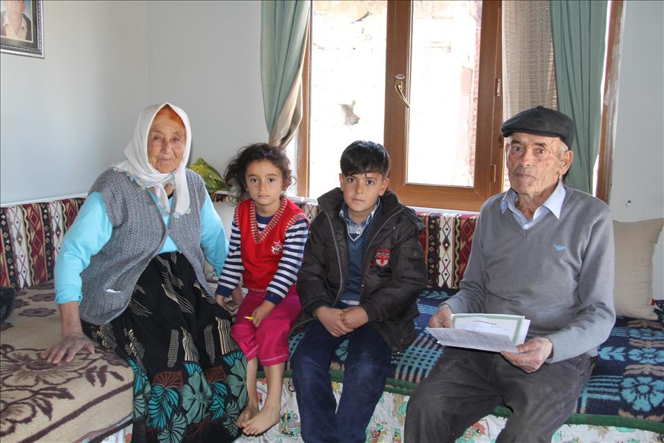 Karnesini alıp babasının mezarına gitti