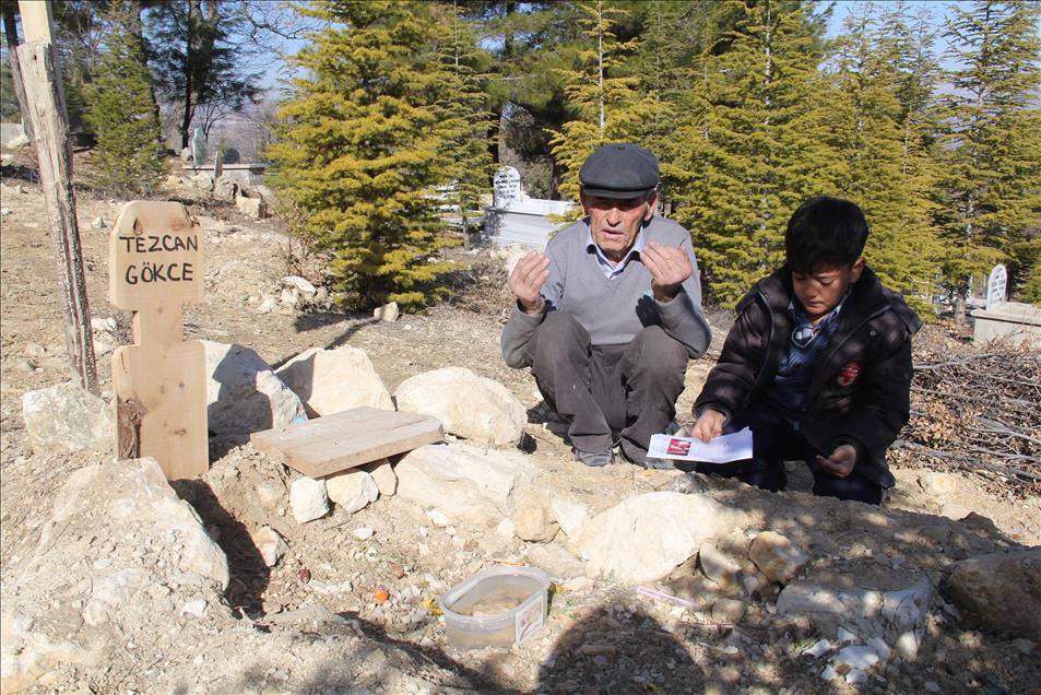 Karnesini alıp babasının mezarına gitti