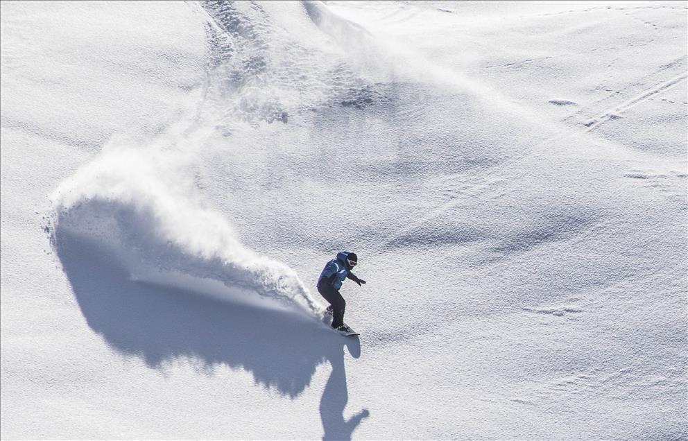 Hakkari dağları, snowboardla tanıştı