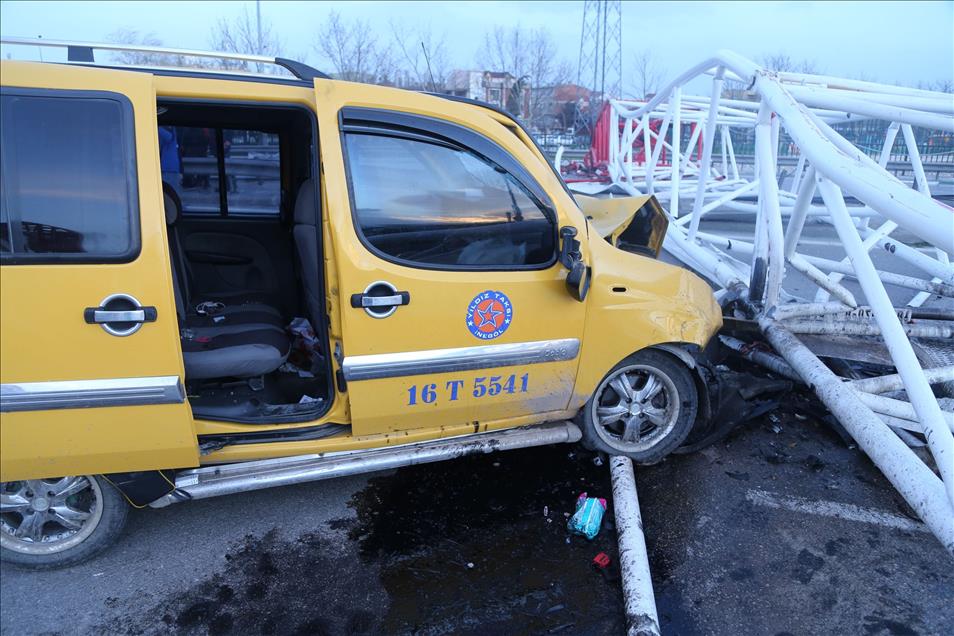 Kuvvetli lodos nedeniyle vinç yola devrildi: 1 ölü, 1 yaralı