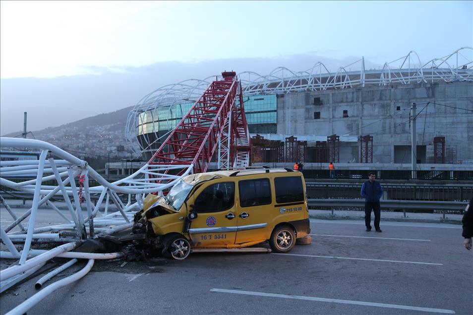 Kuvvetli lodos nedeniyle vinç yola devrildi: 1 ölü, 1 yaralı