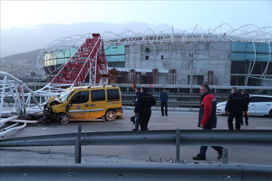 Kuvvetli lodos nedeniyle vinç yola devrildi: 1 ölü, 1 yaralı