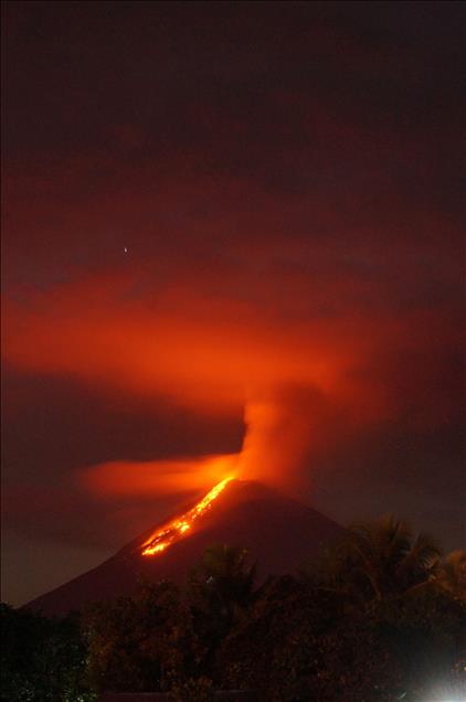 Soputan Yanardağı'nda patlama