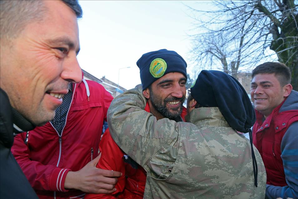 Mahsur kalan 19 dağcı kurtarıldı