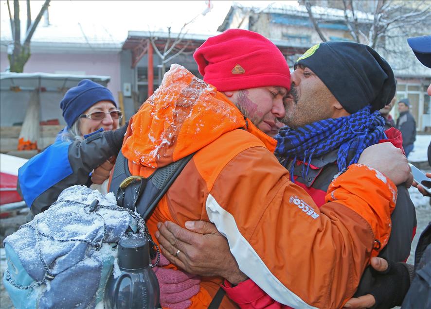 Mahsur kalan 19 dağcı kurtarıldı