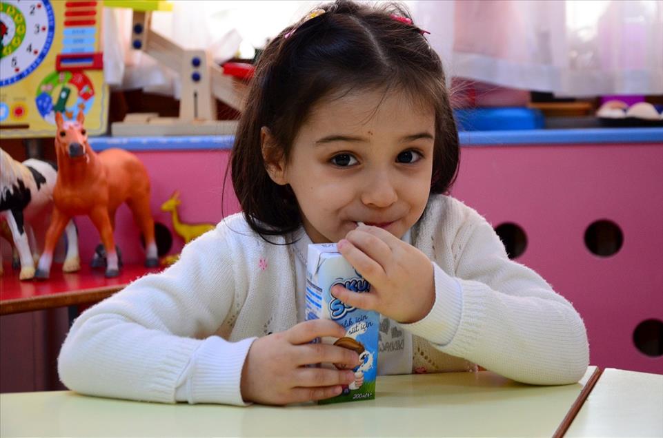 İlk ders "okul sütüyle" başladı