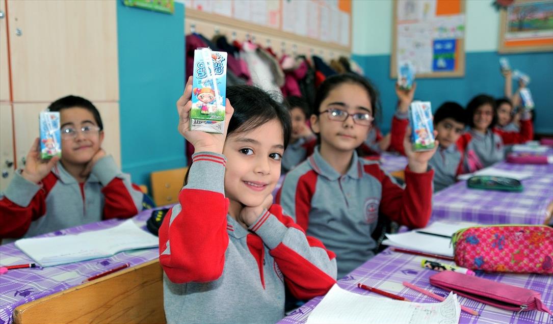 İlk ders "okul sütüyle" başladı