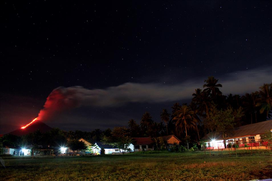 Eruption Of Mount Soputan Volcano In Indonesia - Anadolu Ajansı