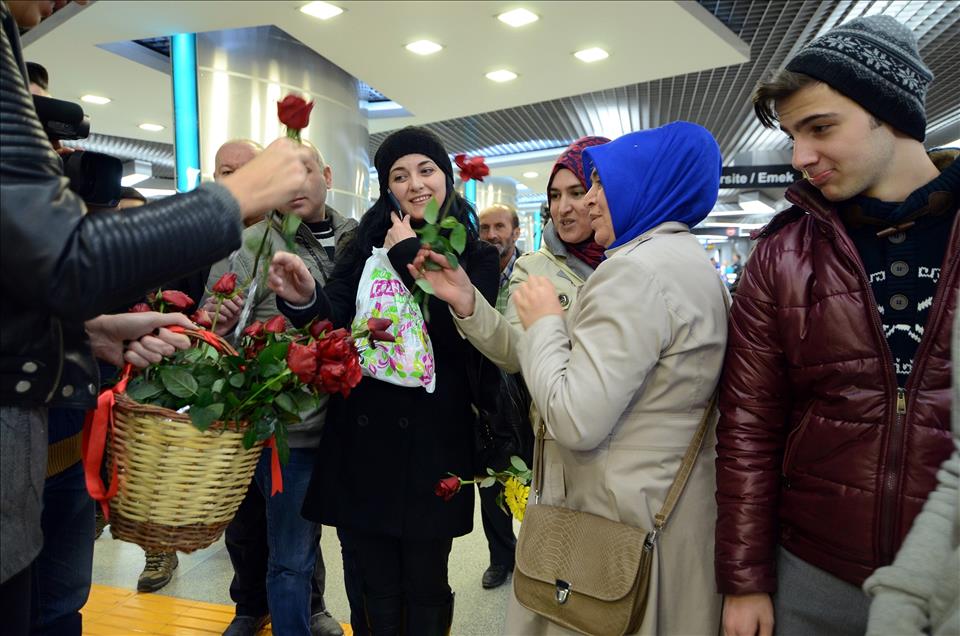 BursaRay istasyonunda yolculara "Sevgililer Günü" sürprizi