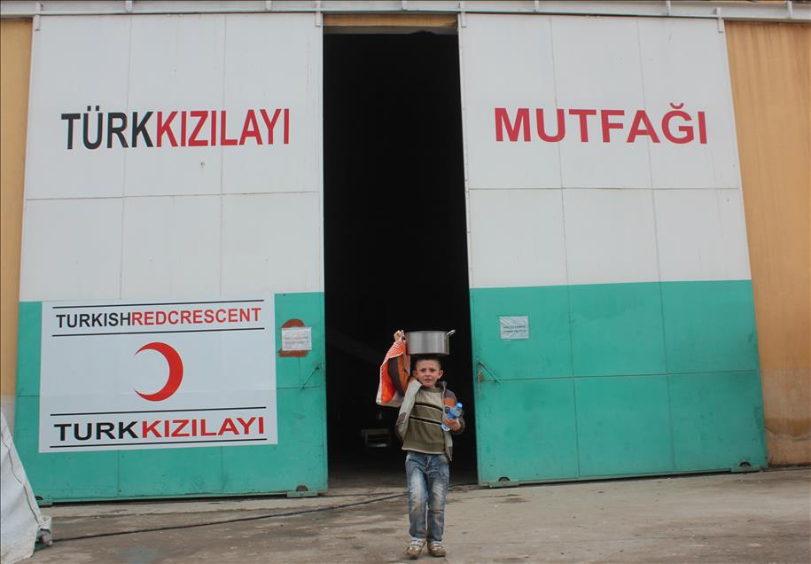 Türk Kızılayı'nın kazanları Kobanililer için kaynıyor