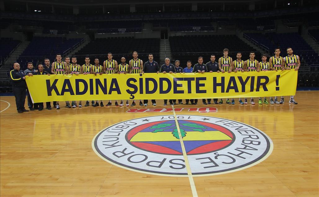 Fenerbahçe Ülker'den "Kadına Şiddete Hayır" pankartı