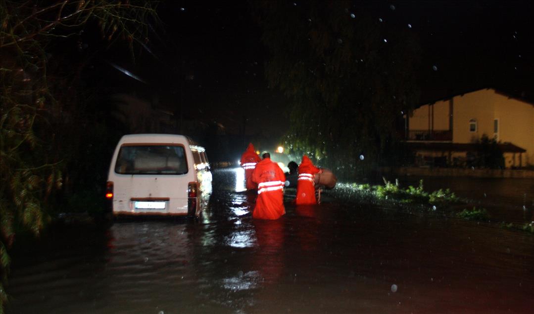 Çeşme'de kuvvetli yağış